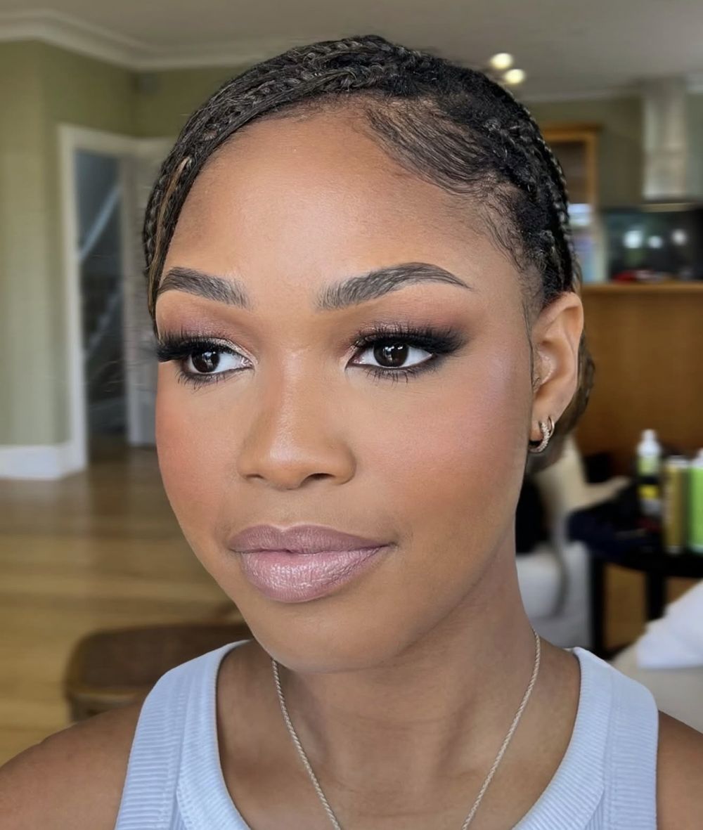 Smoky eye with lashes, sculpted skin and a soft mauve lip