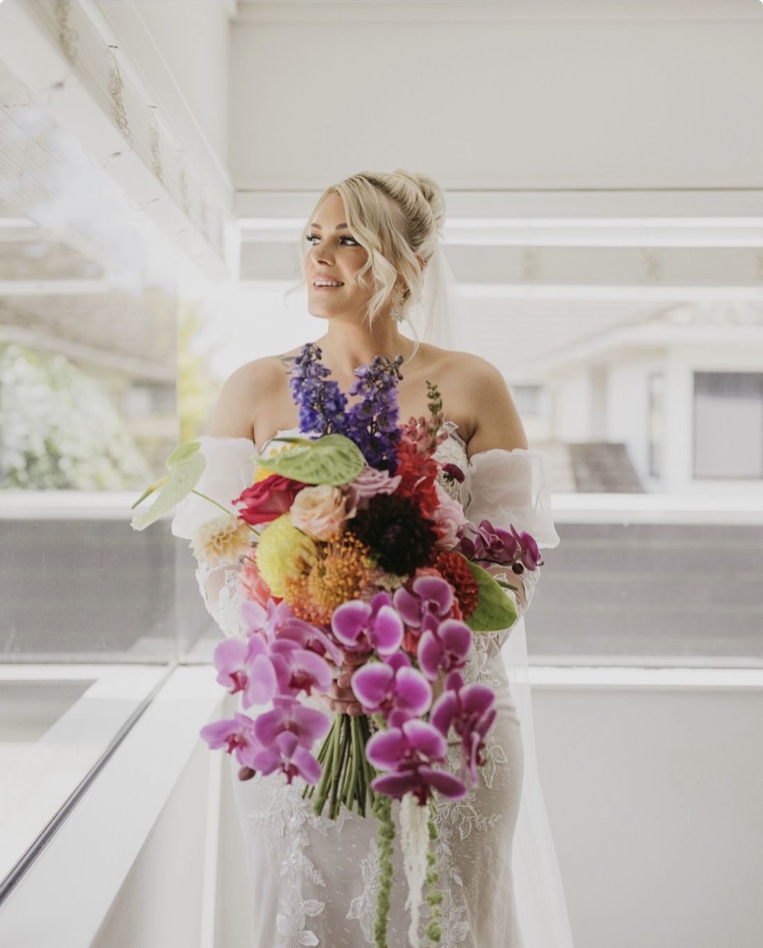 Bride holding a bright bouquet with luminous makeup